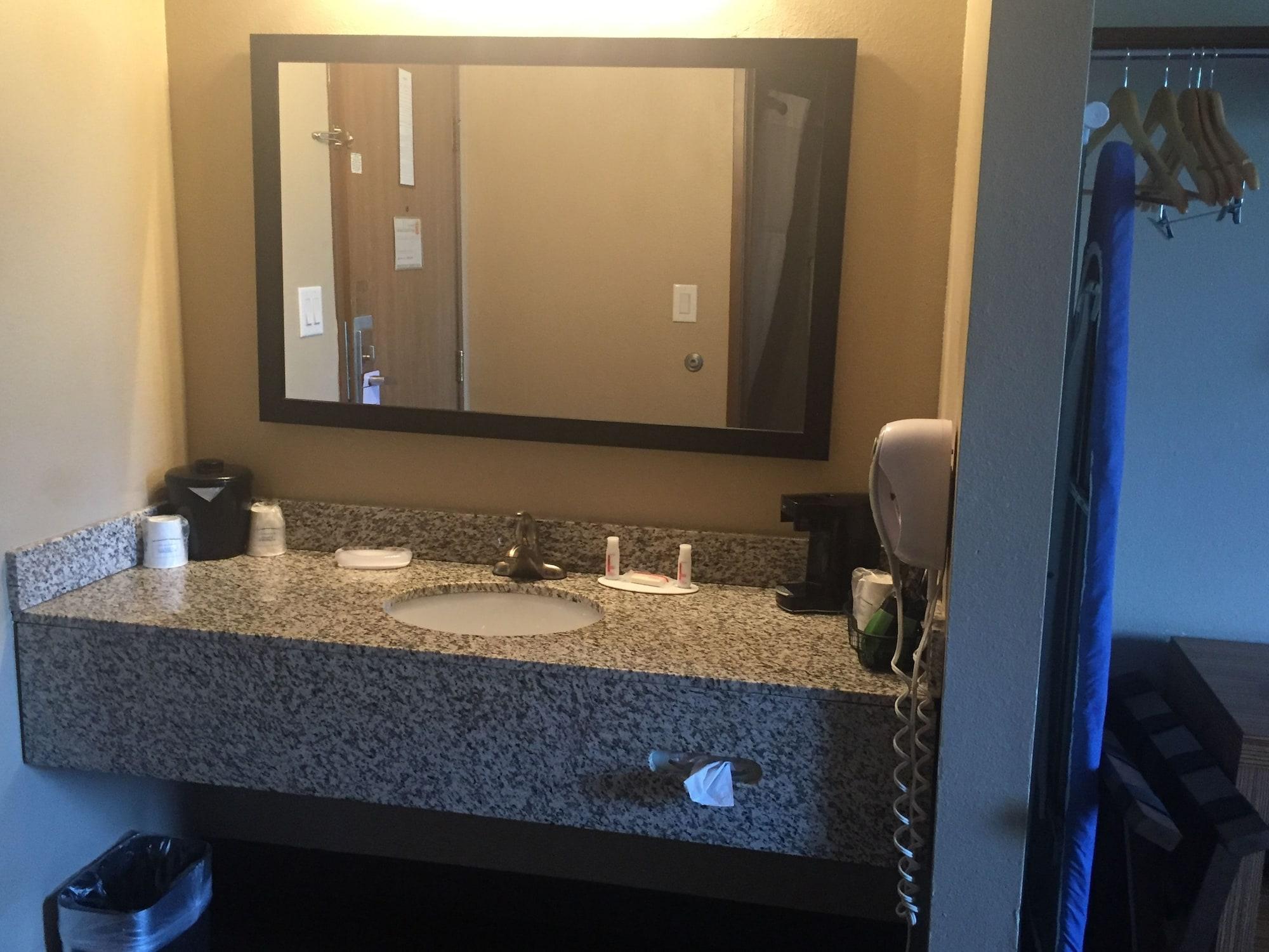 Super 8 By Wyndham Louisville Airport Ngoại thất bức ảnh